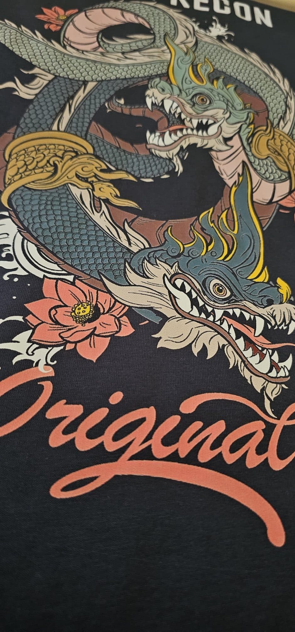 Impression DTF multicolore d'un dragon et de fleurs de lotus sur textile noir