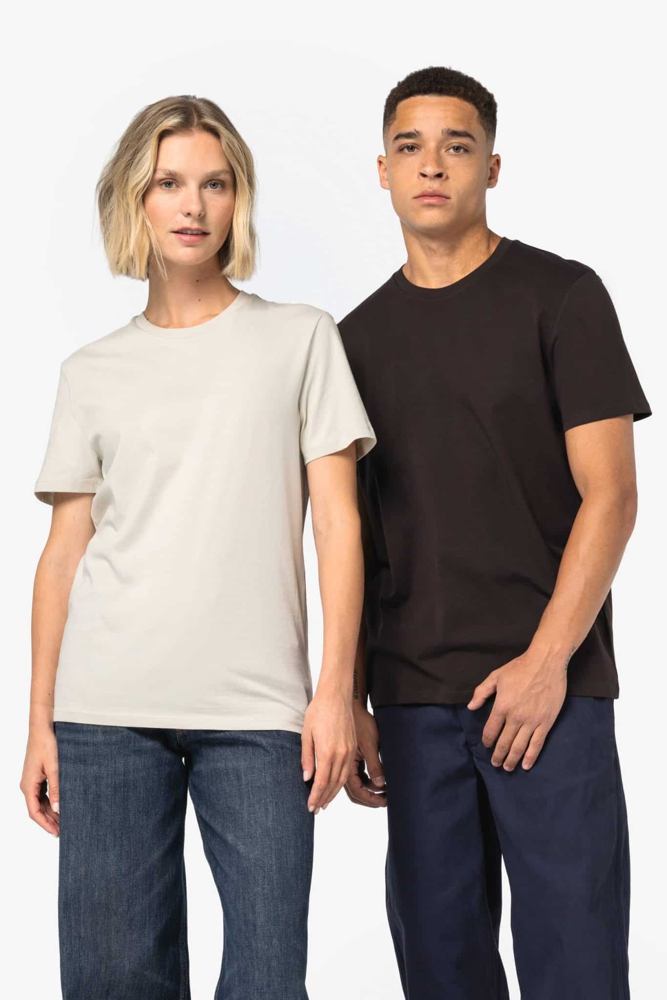 T-shirt écoresponsable unisexe Native Spirit NS300 porté par un homme et une femme